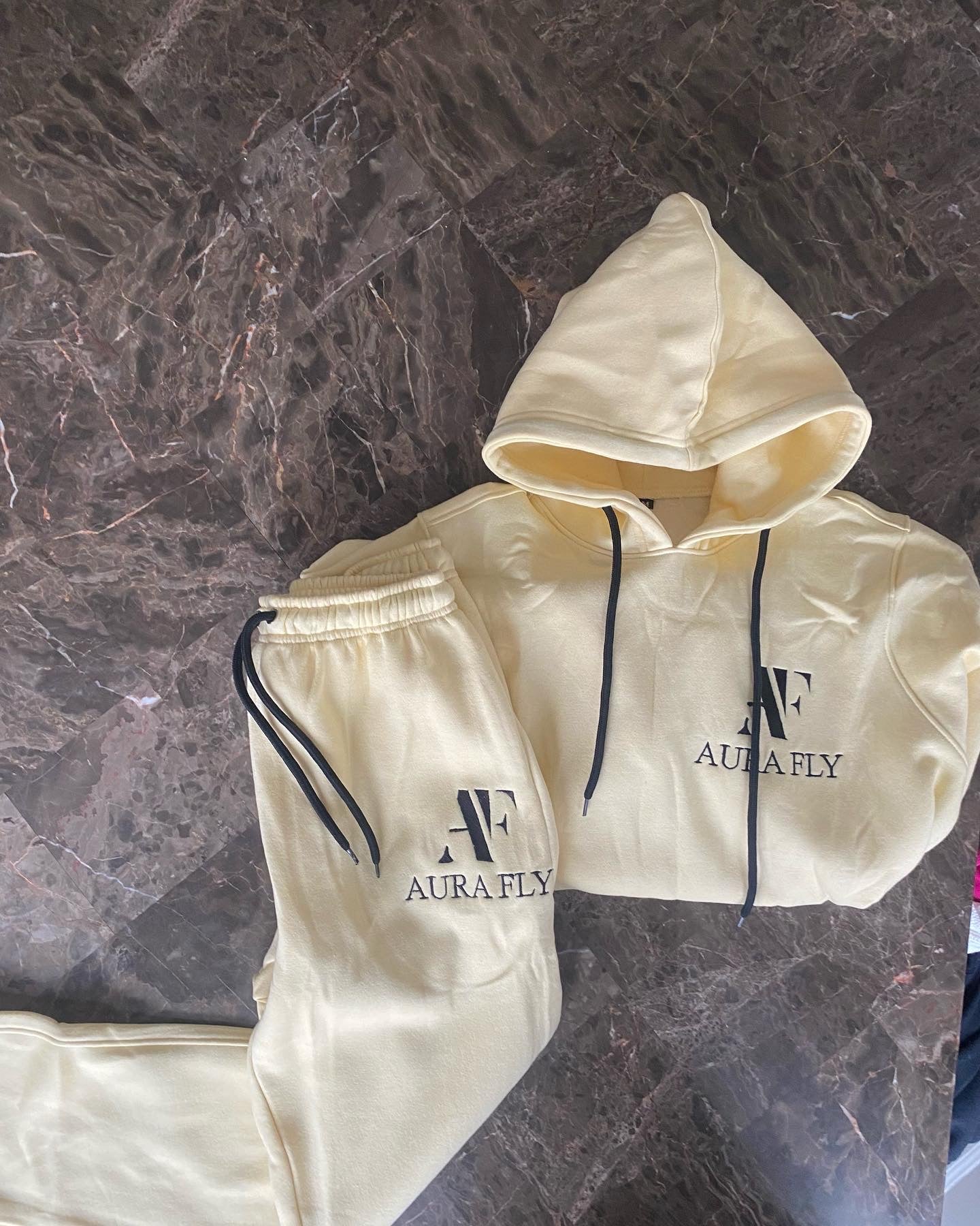CRM/BLK SWEATSUIT